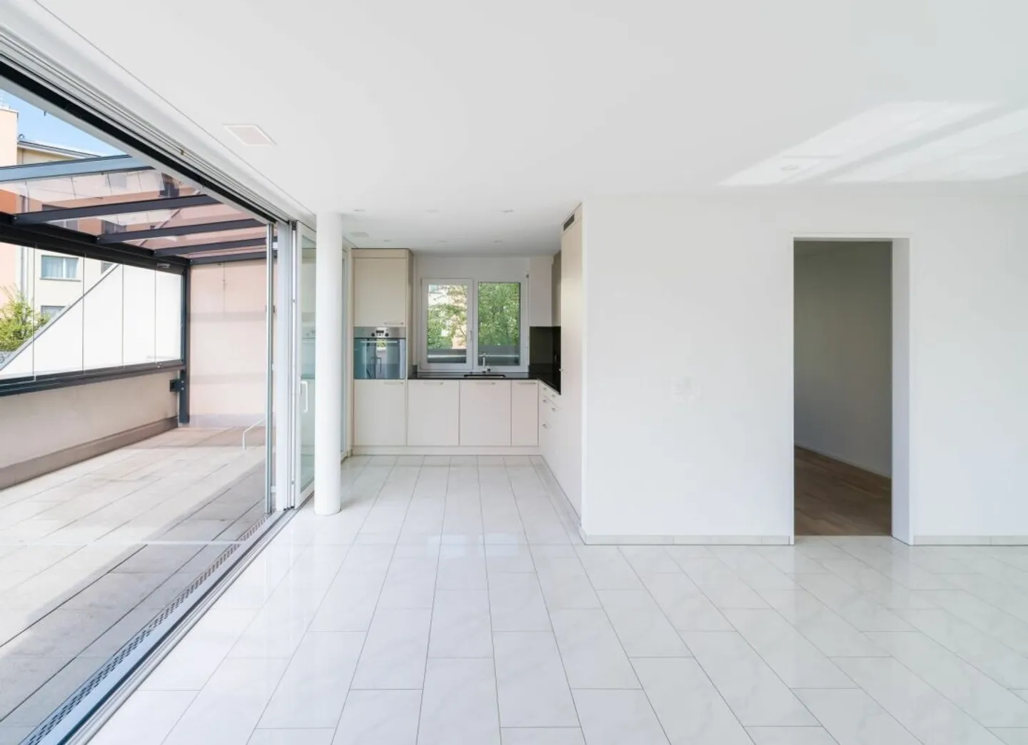 Appartement en terrasse lumineux de 3,5 pièces - Photo 4 sur 8