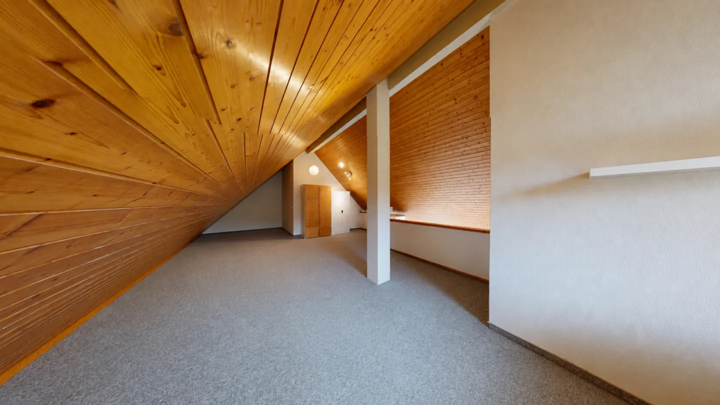3.5-Room Maisonette with Charm, Balcony and Underground Parking Space - Photo 10 of 13