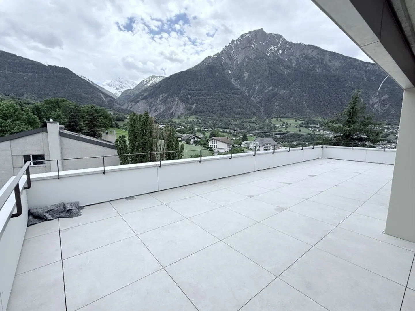 Unique penthouse apartment with alpine views in Brig and large sun terrace - Photo 5 of 13