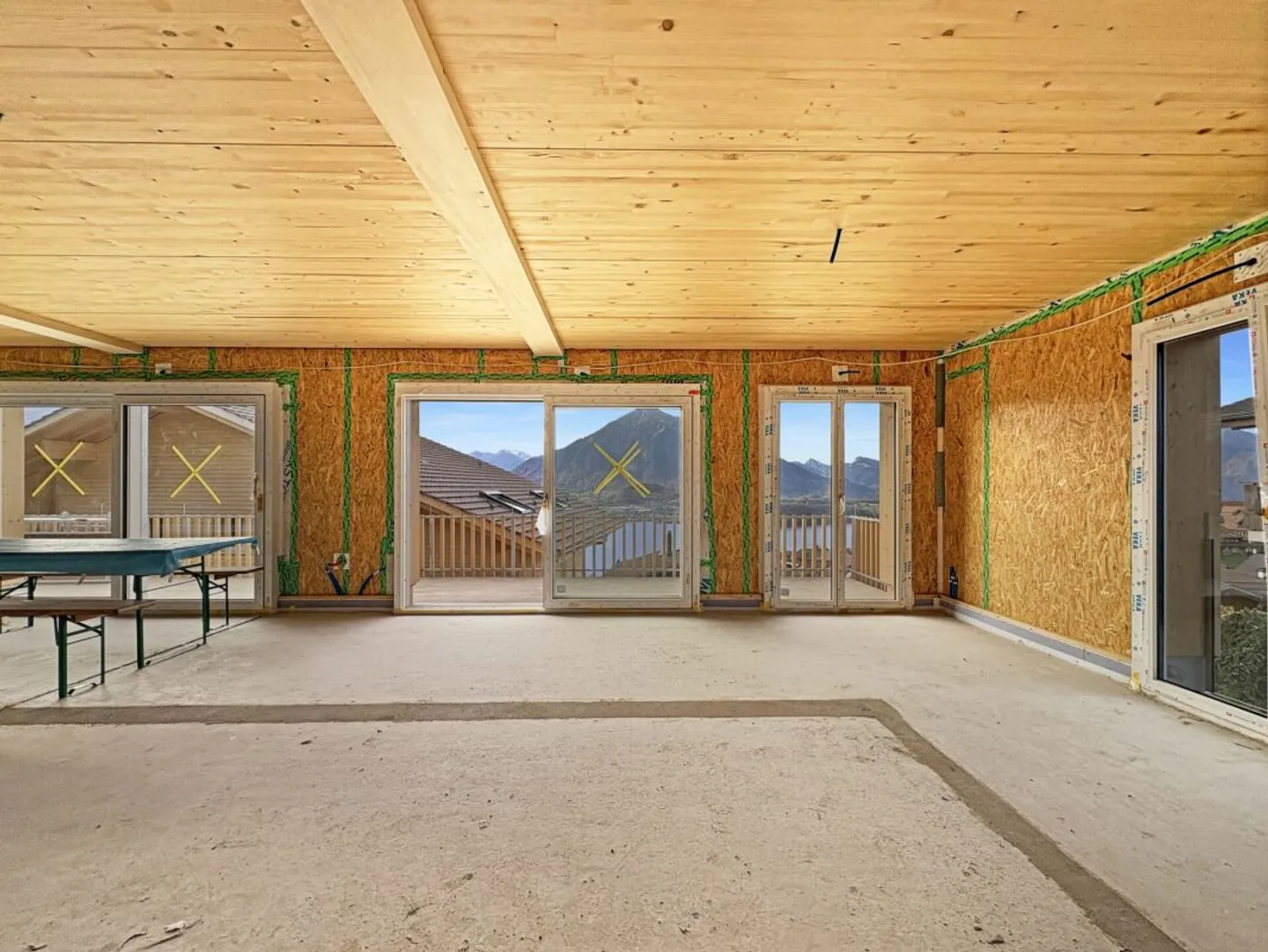 Nouvelle construction dans le style chalet, indépendante, moderne et avec une vue attrayante sur le lac de Thun en direction de Niesen et Thun - Photo 5 sur 13