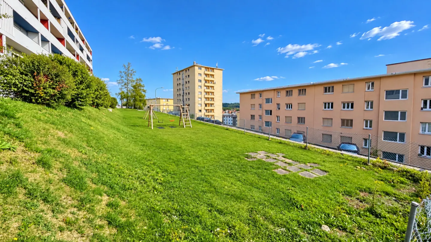 Beautiful bright 3-room apartment with balcony and magnificent unobstructed view in La Chaux-de-Fonds - Photo 10 of 13