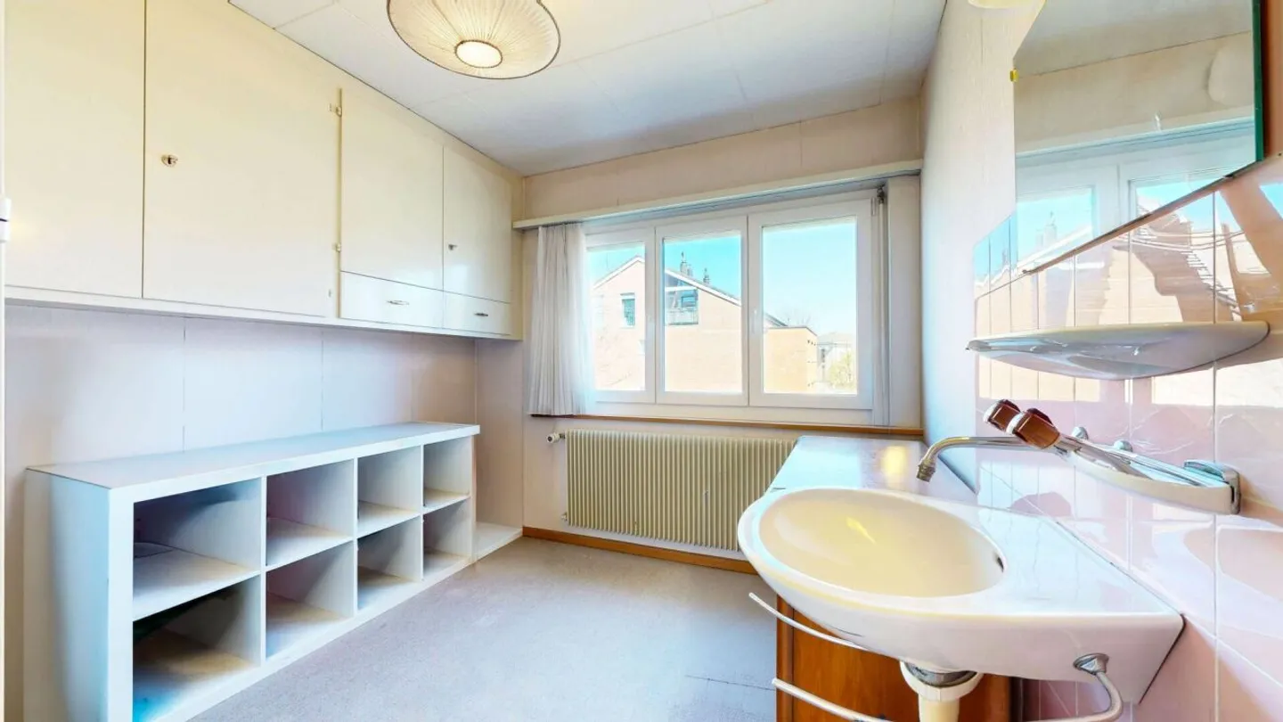 Maison individuelle bien entretenue avec grand jardin, garage et place de parking - Photo 13 sur 13