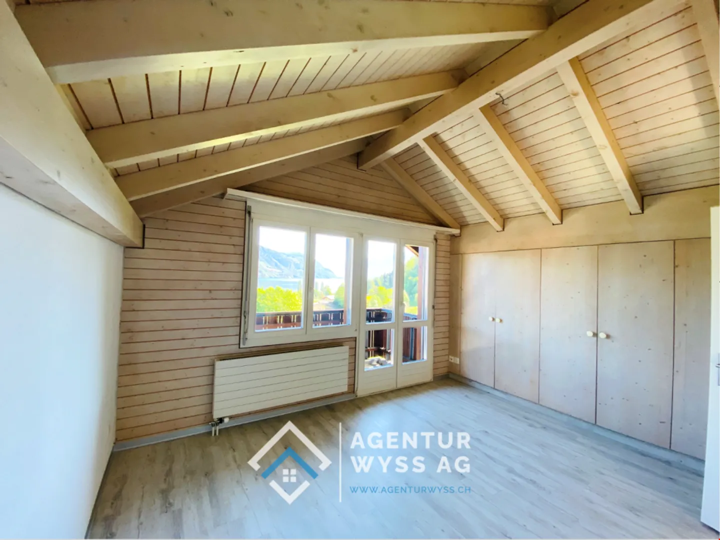 Agenzia Wyss AG: Bellissima casa a schiera 4.5 locali a Faulensee con vista lago - Foto 8 di 11
