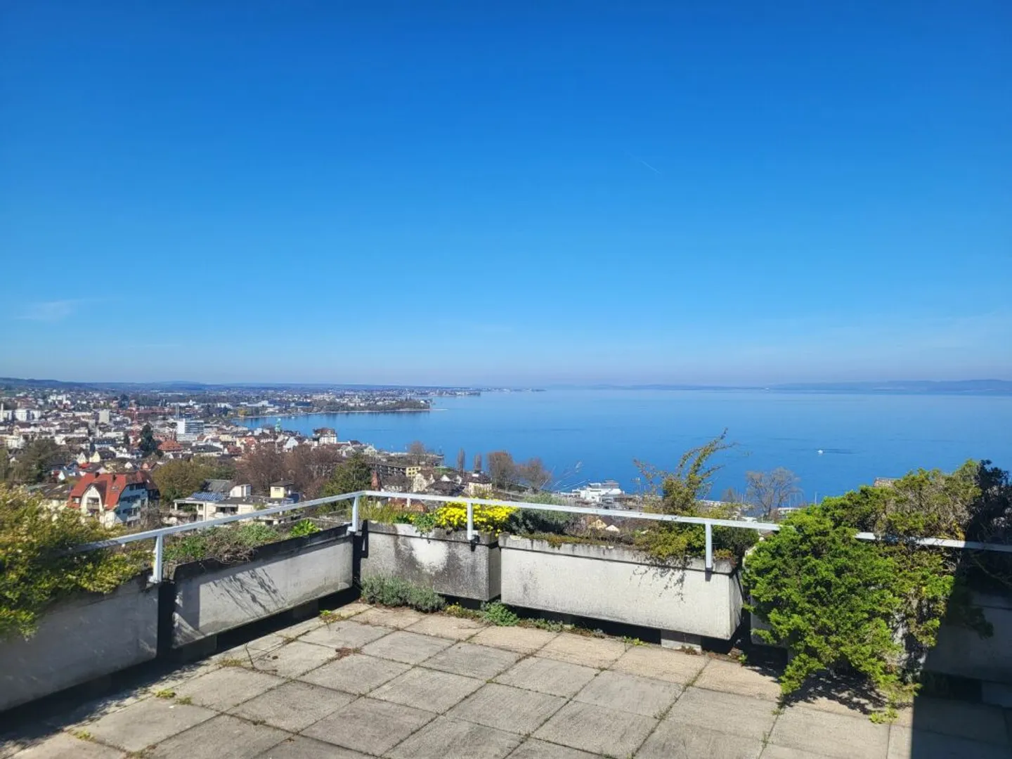Appartamento all'ultimo piano con terrazza sul tetto e vista sul lago - Foto 1 di 12