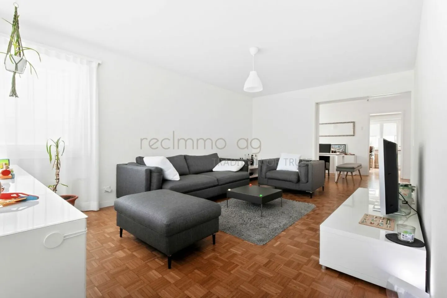 Charmant appartement de 4,5 pièces avec grande terrasse, part de jardin et vue dégagée - Photo 2 sur 12