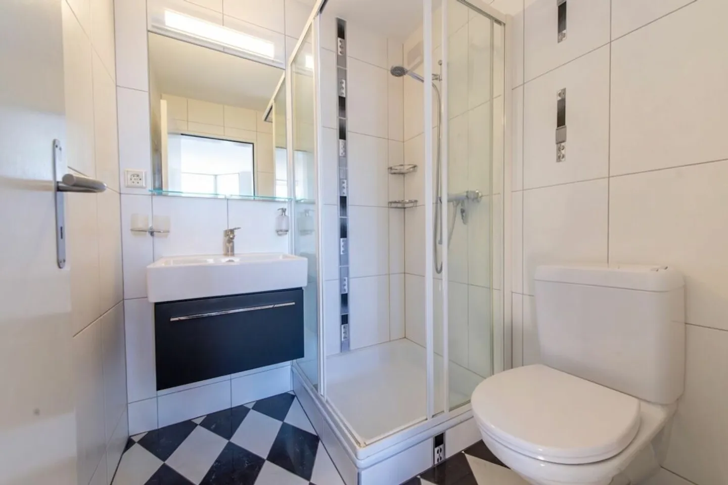 Appartement en rez-de-chaussée lumineux de 5,5 pièces avec beaucoup de confort de vie - Photo 11 sur 13