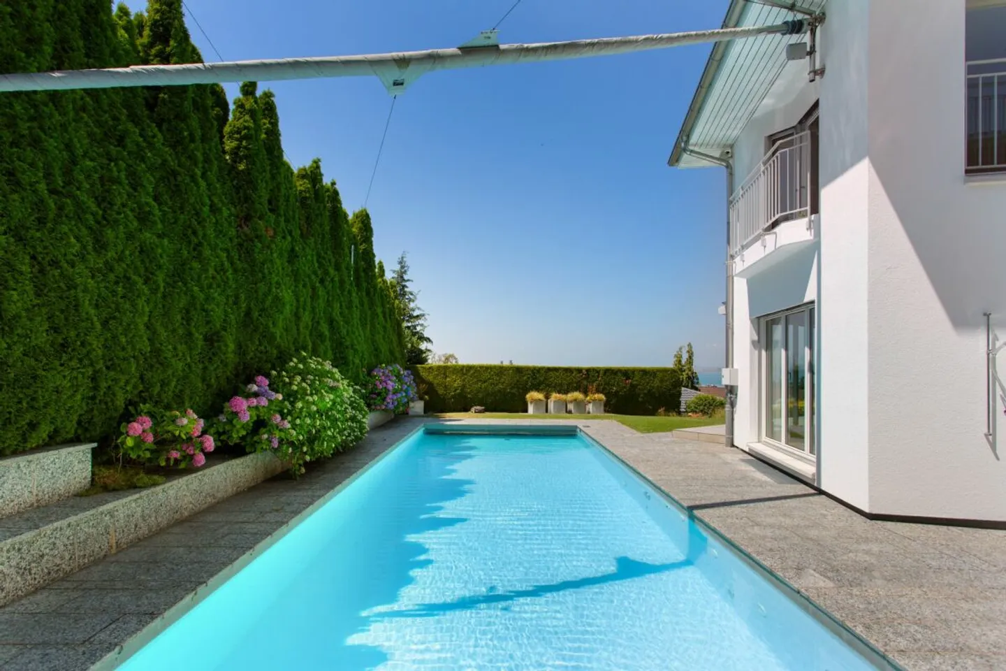 Villa avec vue imprenable sur le lac et piscine extérieure - Photo 5 sur 13