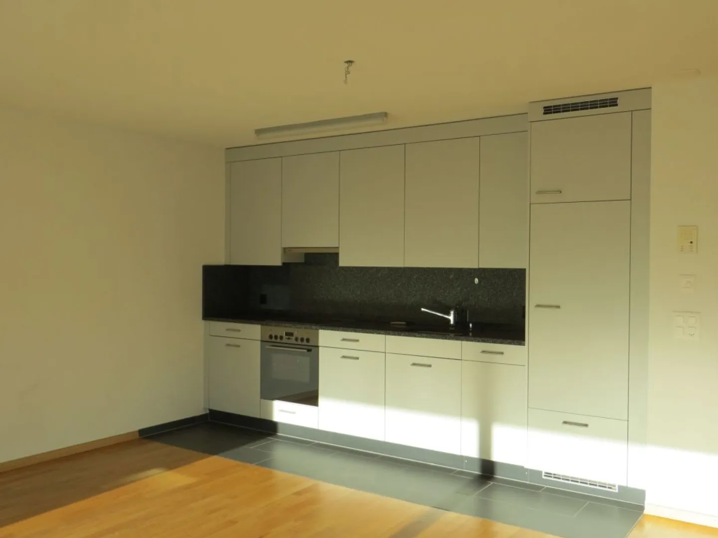 Moderne Wohnung Nähe See - Foto 3 von 10