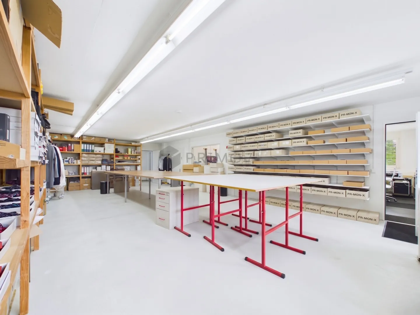Showroom moderno e magazzino - Foto 9 di 13