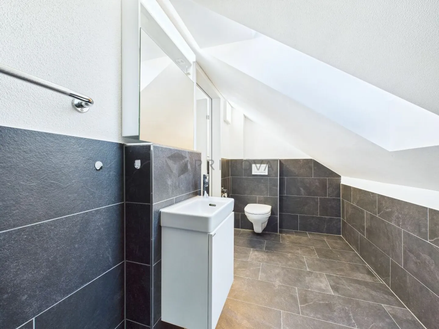 Bright 4.5 Room Apartment with Beautiful Views and Attractive Living Comfort - Photo 11 of 13