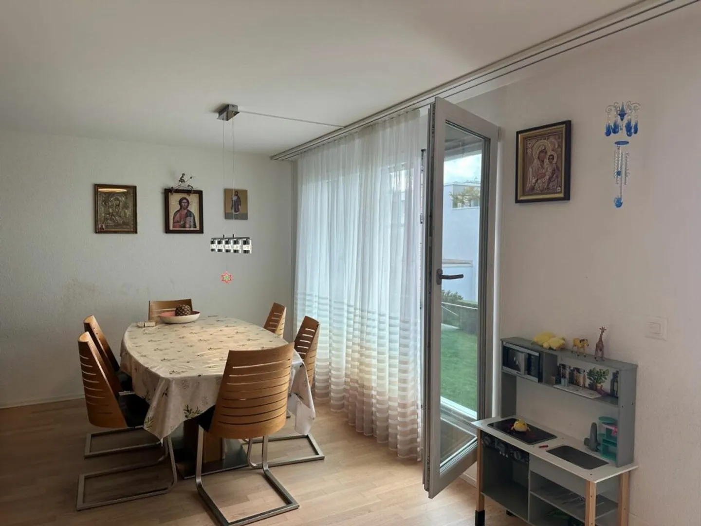 Ampio appartamento di 3,5 stanze in una posizione tranquilla - Foto 4 di 13