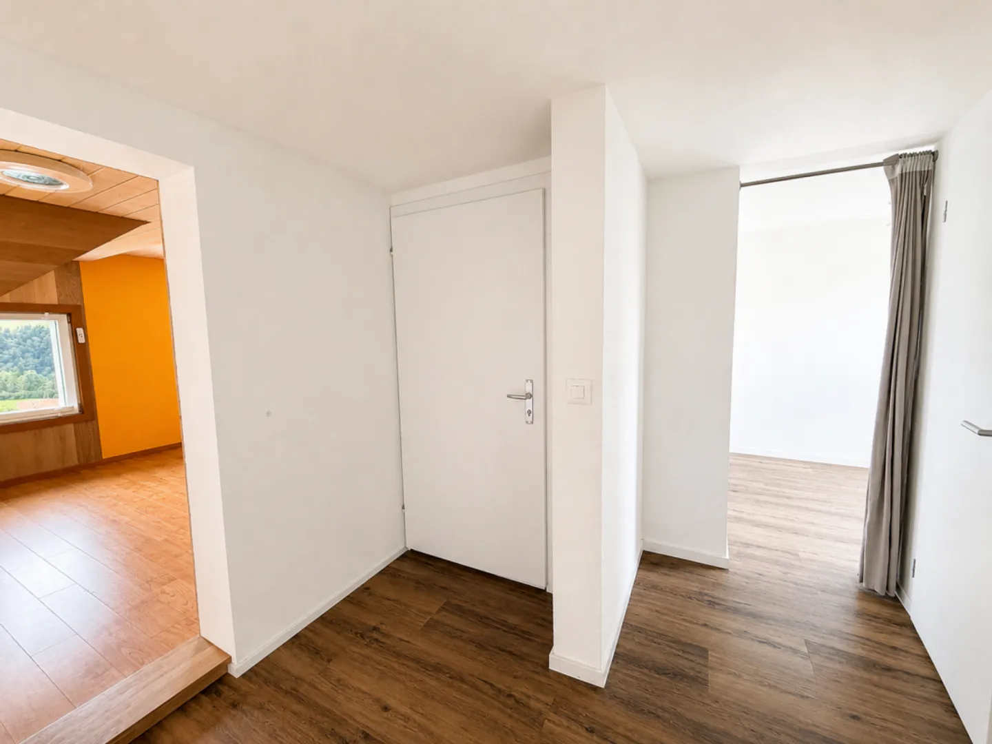 Modernized 3.5-room attic apartment with balcony and stunning view - Photo 2 of 13