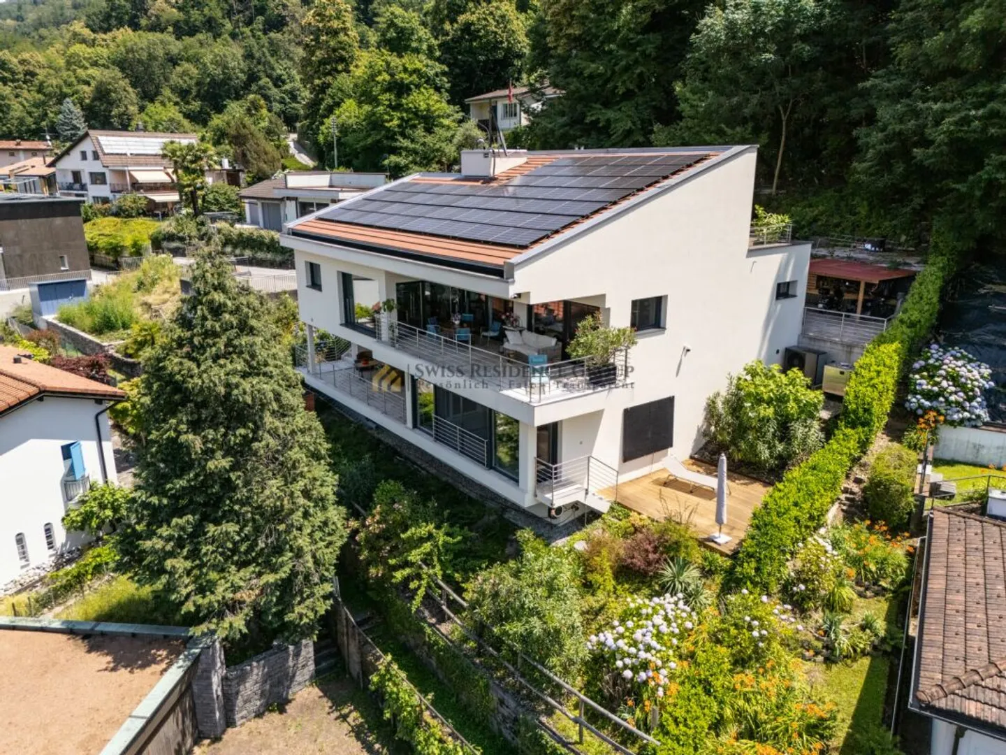 Prestigious modern villa with private Spa and lake view in Brusino Arsizio - Photo 2 of 13