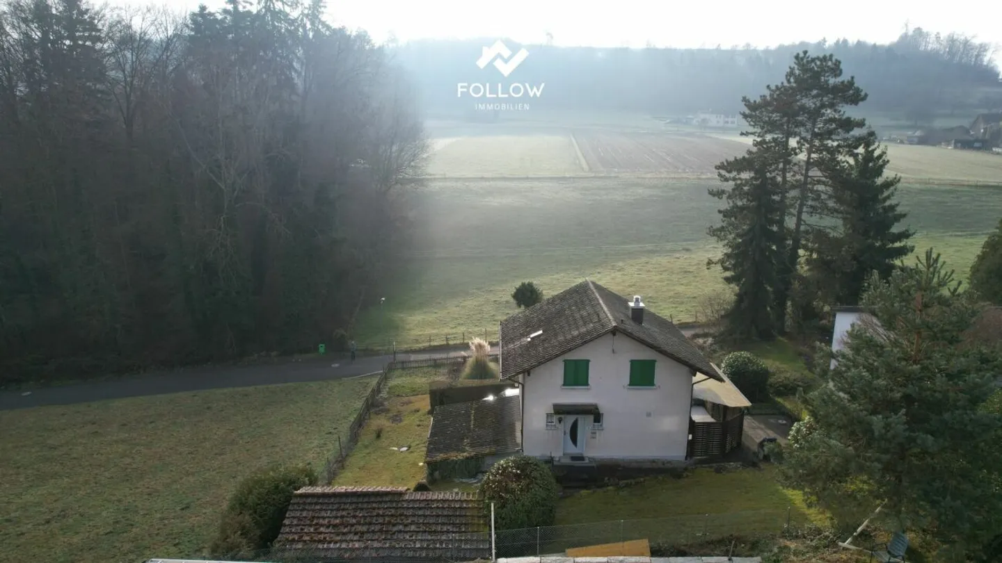 Single-family house in a preferred location - Photo 4 of 13