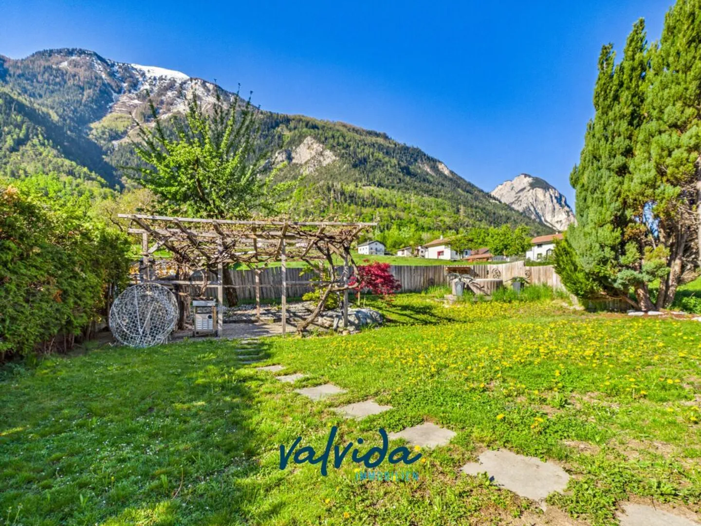 Residential & Commercial Building in Agarn with 5.5-Room Apartment, Retail Space & 1,100 m² Plot - Photo 11 of 13