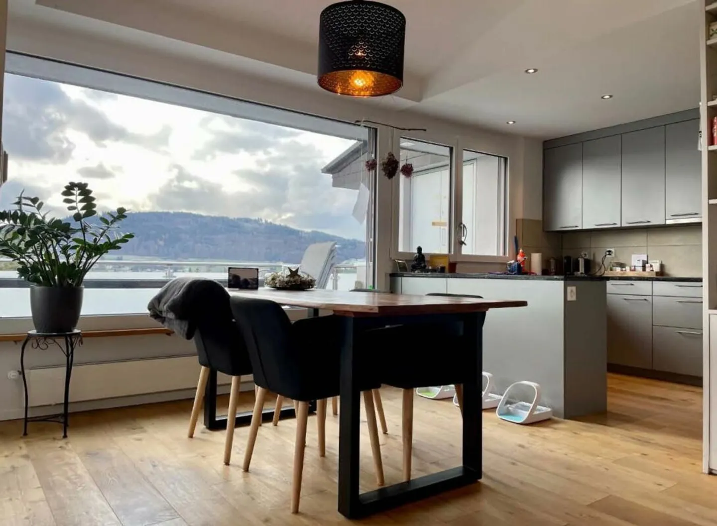 Appartement moderne de 6,5 pièces avec terrasse et vue magnifique - Photo 4 sur 13