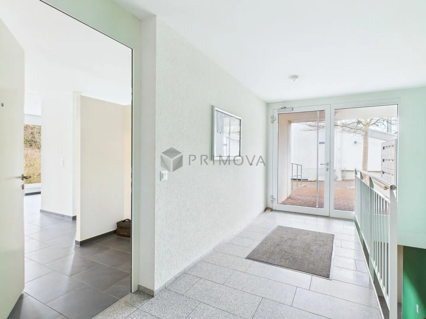 Appartement moderne de 2,5 pièces avec un grand caractère de loft - Photo 2 sur 9