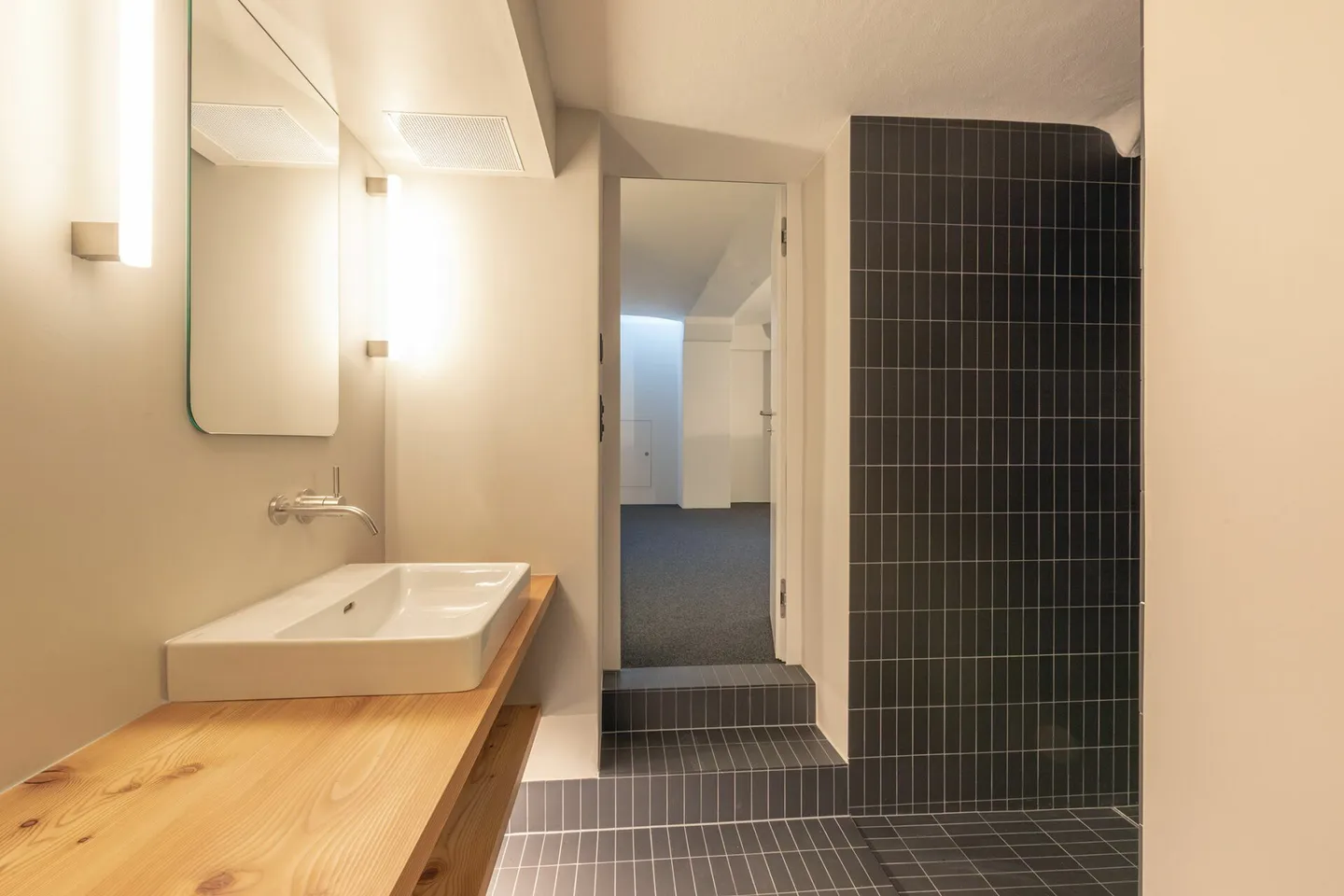 Residential and commercial building - Photo 8 of 8