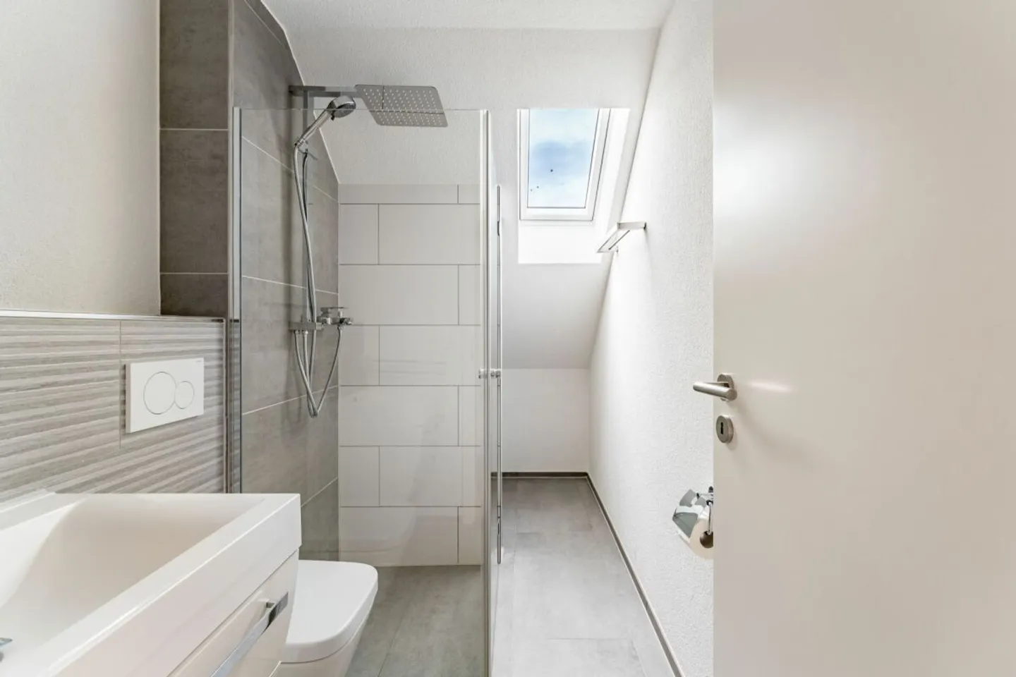 Ready-to-move-in 4.5-room penthouse apartment with ground-level access - Photo 6 of 6