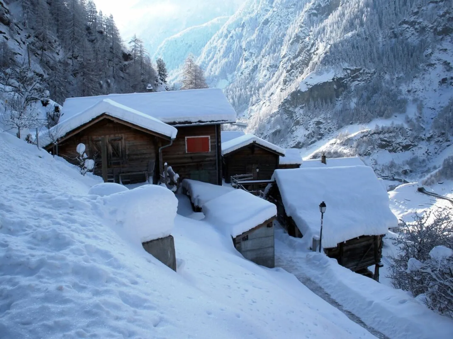 Pure mountain idyll - immediately available apartment near the Saas ski areas - Photo 1 of 11