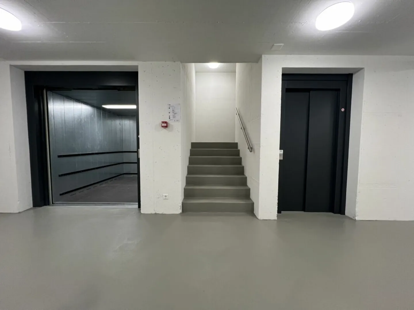 Moderne Lagerhalle an Verkehrsknotenpunkt - Foto 3 di 5