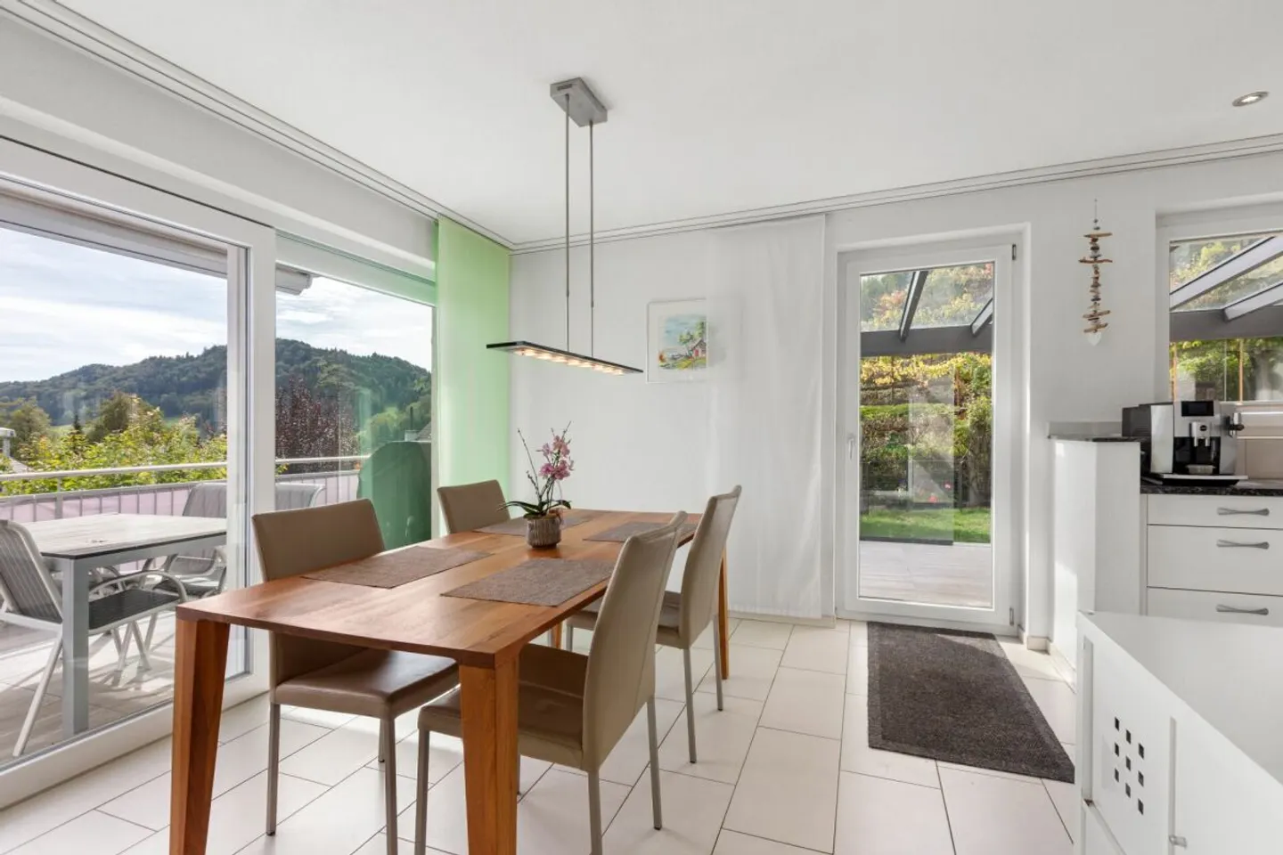 Well-maintained 5.5-room corner townhouse in a quiet residential area with idyllic garden - Photo 6 of 13