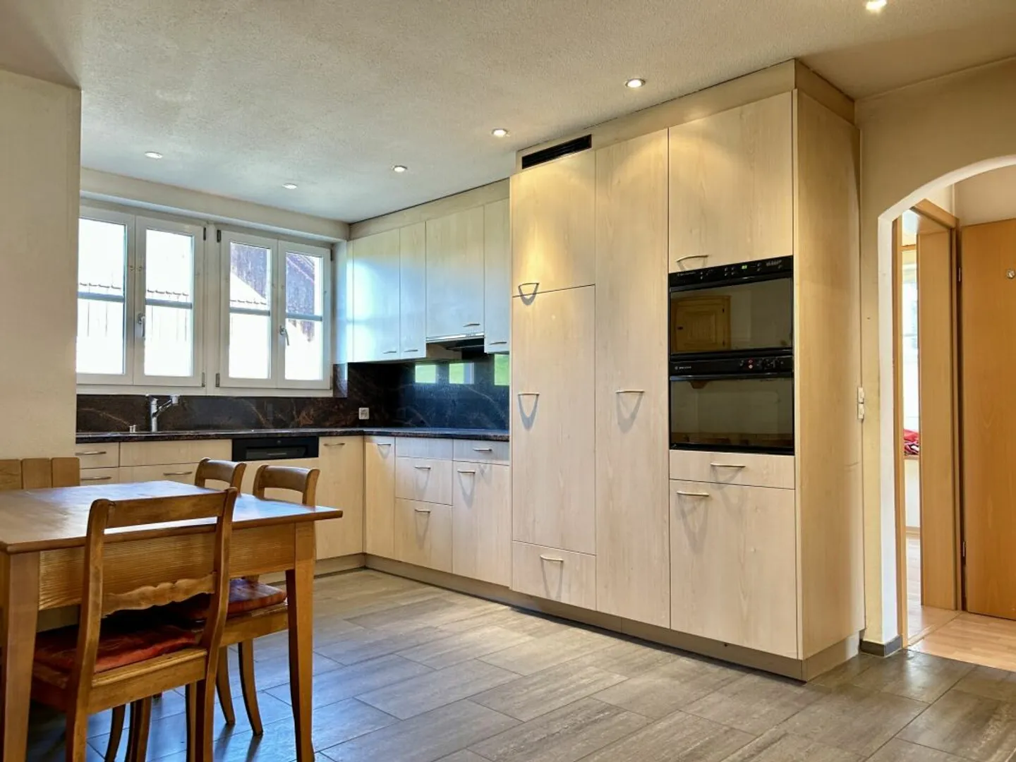 Maniero con due appartamenti, fienile e area circostante - Foto 4 di 13