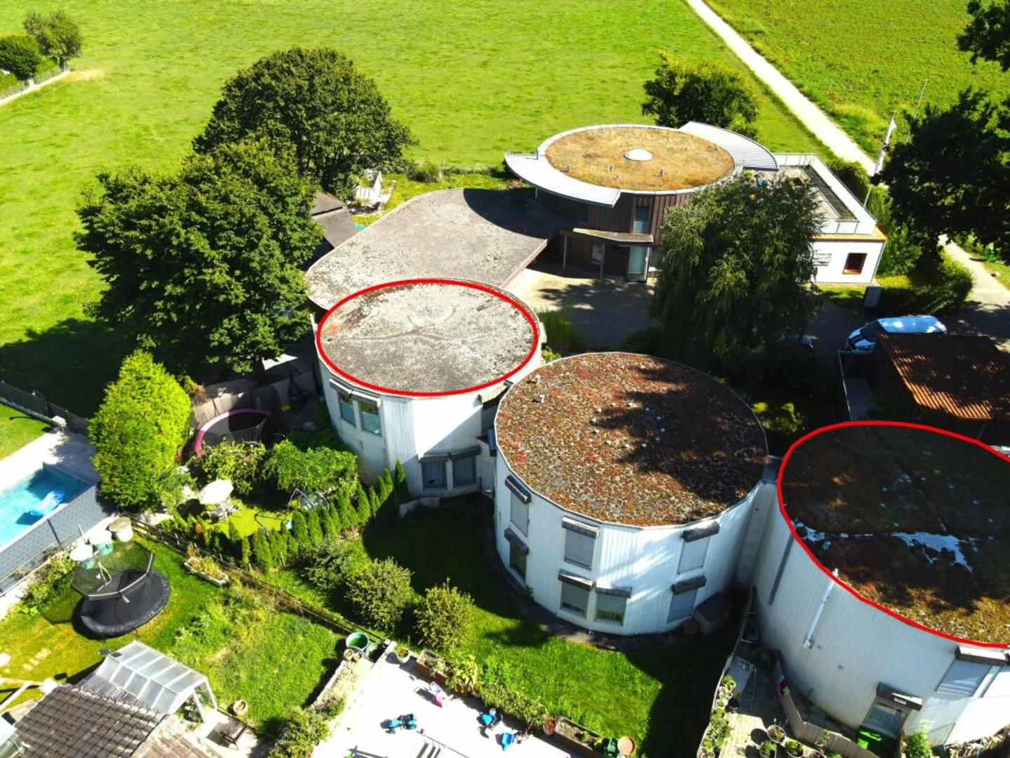 Architectural Masterpieces: Two Exclusive Round Houses in Prime Location with 150m2 Each on a 902m2 Plot, Ideal for a Large Family or Investors. - Photo 2 of 13