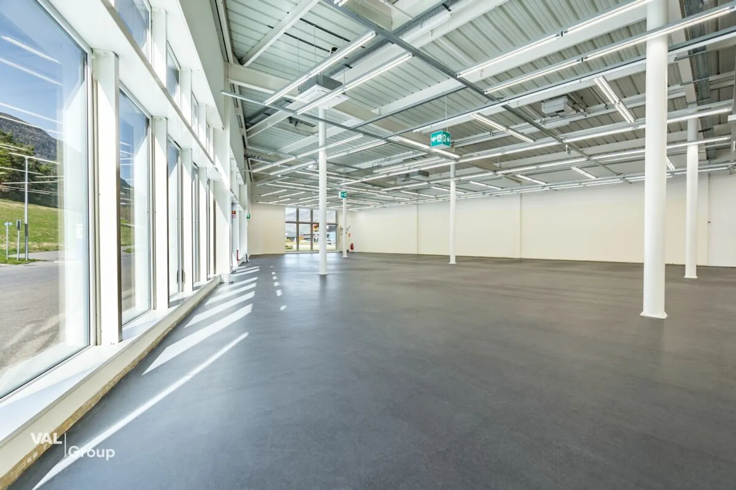 Salle commerciale moderne dans le marché de détail 'Dreispitz' - Photo 9 sur 13