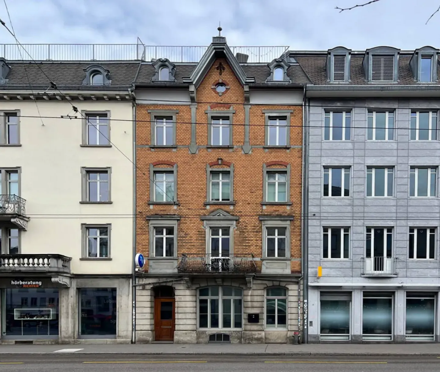 Propriété d'investissement attrayante : immeuble multifamilial et gastronomie dans un emplacement parfait - Photo 2 sur 12