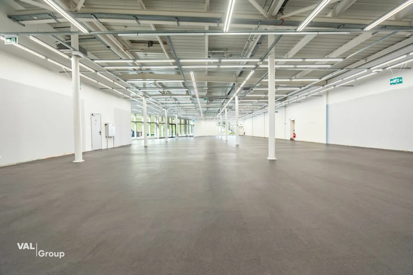Salle commerciale moderne dans le marché de détail 'Dreispitz' - Photo 11 sur 13