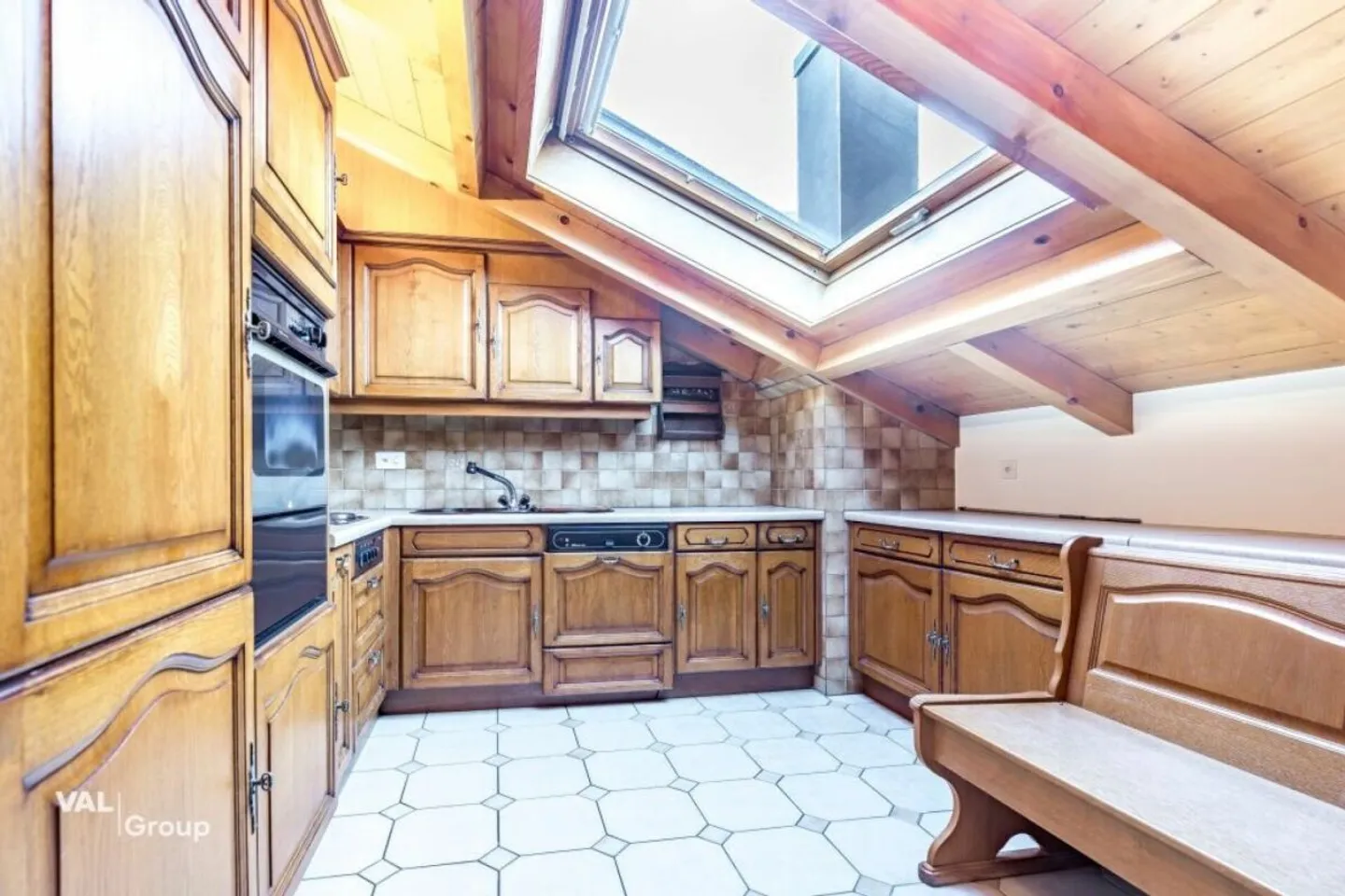 Light-flooded attic apartment with two balconies and single garage - Photo 4 of 13