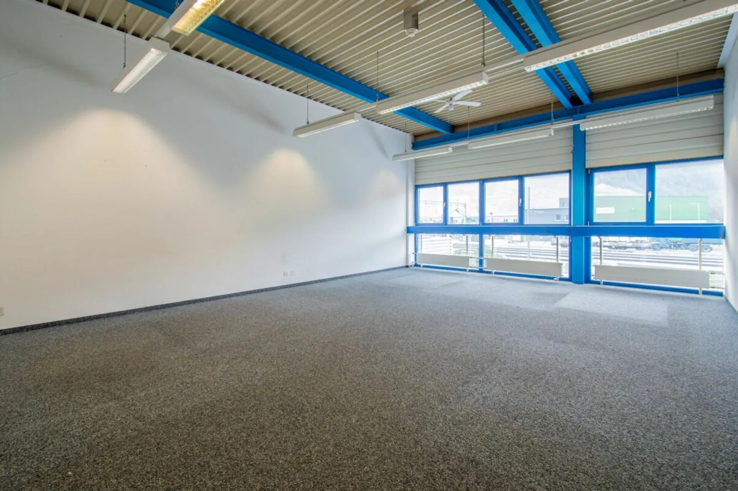 Industriehalle 560 m² - hohe Raumhöhe &amp; grosses Tor in Trimmis - Foto 7 von 9