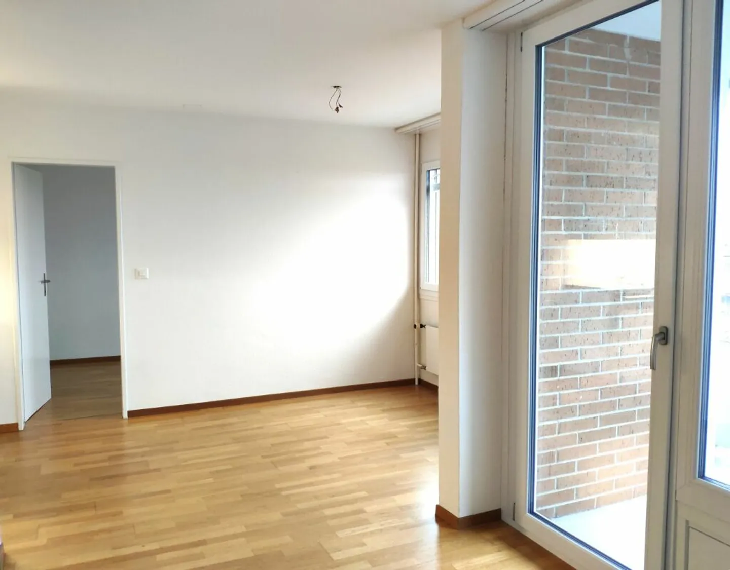 Partially renovated 4.5-room apartment on the 6th floor in Ittigen with washing tower - Photo 4 of 9