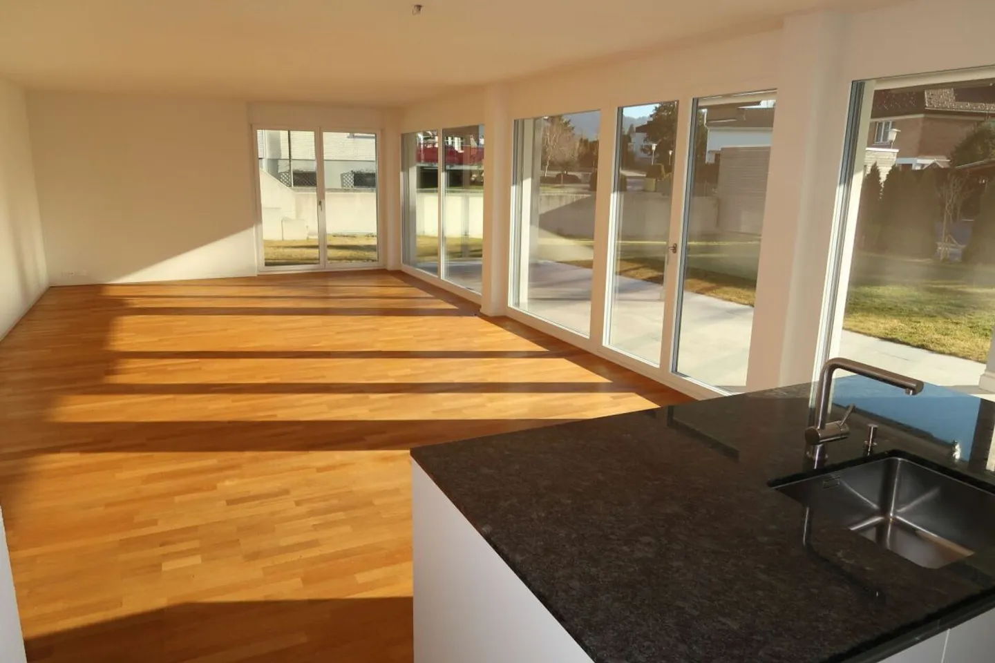 Exclusive 5.5-room garden apartment with high-quality finish in Einsiedeln - Photo 3 of 11