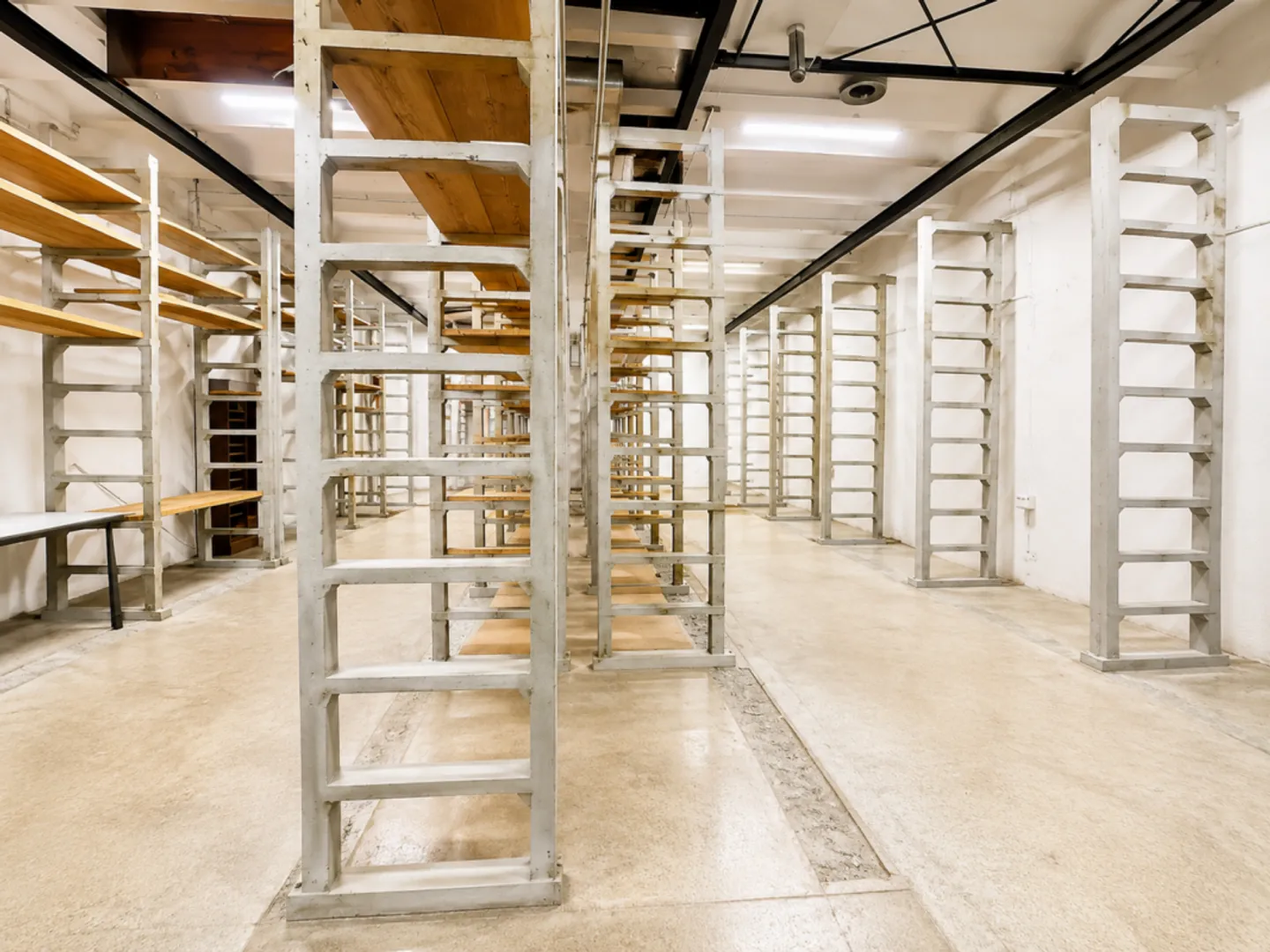 Versatile commercial space with storage area - Photo 6 of 8