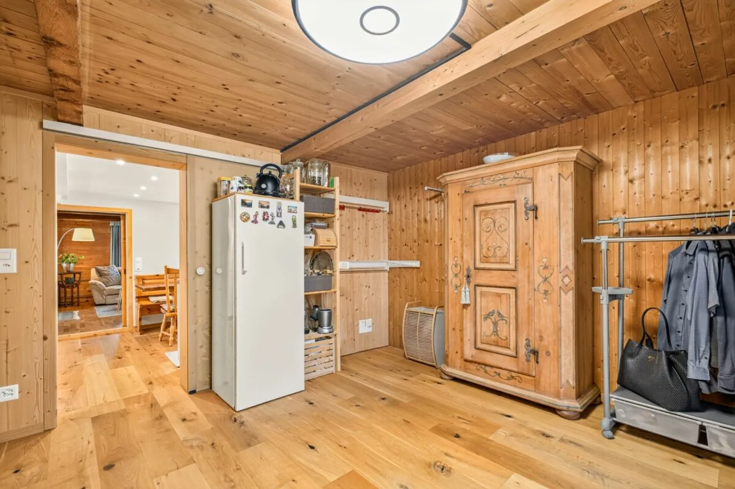 Ruhig gelegenes Einfamilienhaus mit vorbereiteter Einliegerwohnung, Scheune und traumhaften Garten - Photo 9 of 13