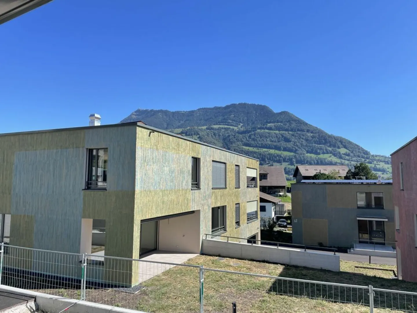 Neubau 3.5 Zimmer-Gartenwohnung mit Blick zur Rigi - Photo 1 of 9