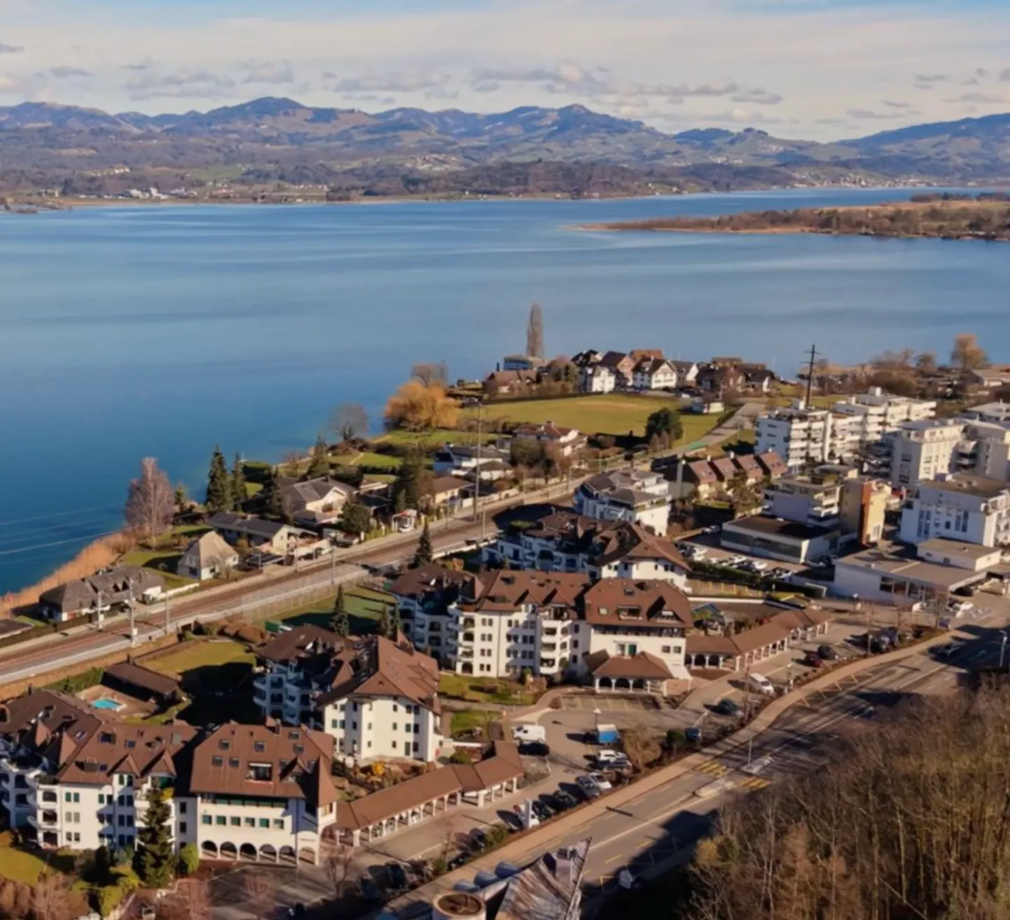 Coming Soon: Exclusive 6.5-Room Penthouse Apartment in Lake Park Altendorf - Photo 1 of 2