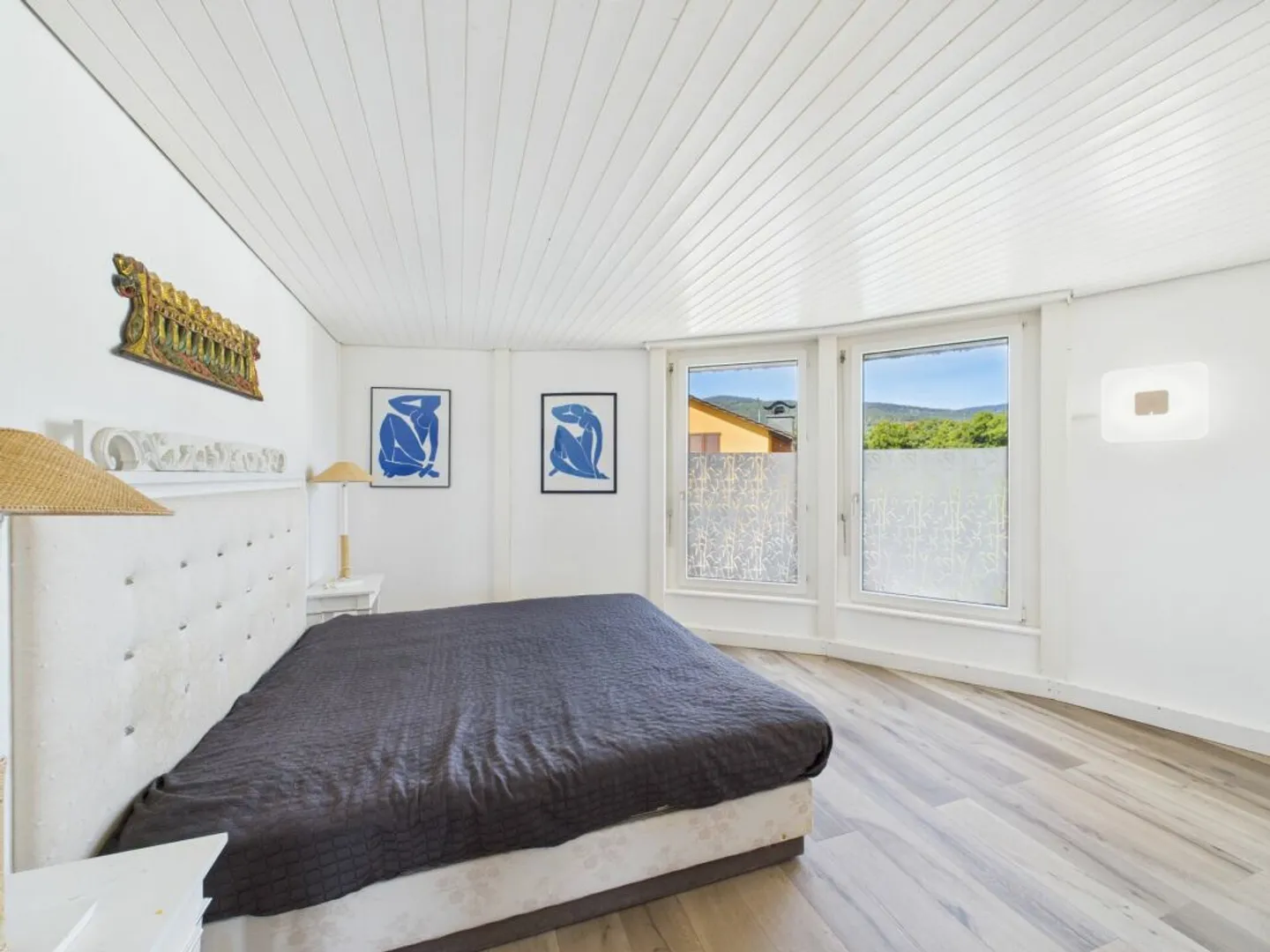 Architectural Masterpieces: Two Exclusive Round Houses in Prime Location with 150m2 Each on a 902m2 Plot, Ideal for a Large Family or Investors. - Photo 11 of 13