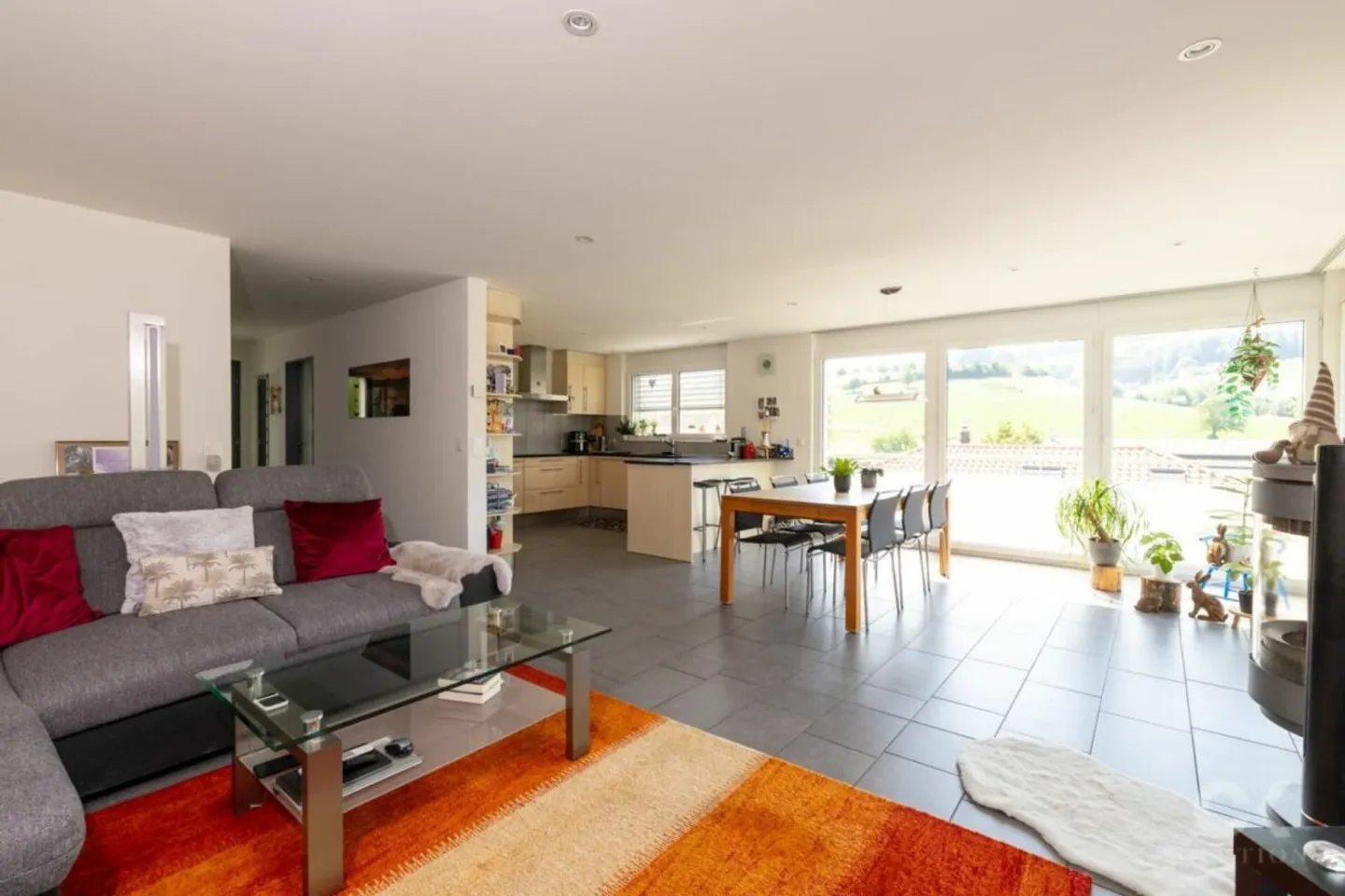 Family Paradise with Beautiful Garden and Far-Reaching Views - Photo 5 of 13