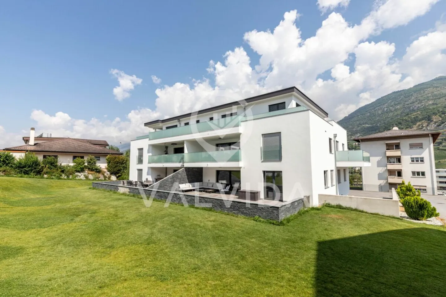 Moderne 5.5-Zimmerwohnung mit grosser Terrasse in Susten - Foto 2 von 13