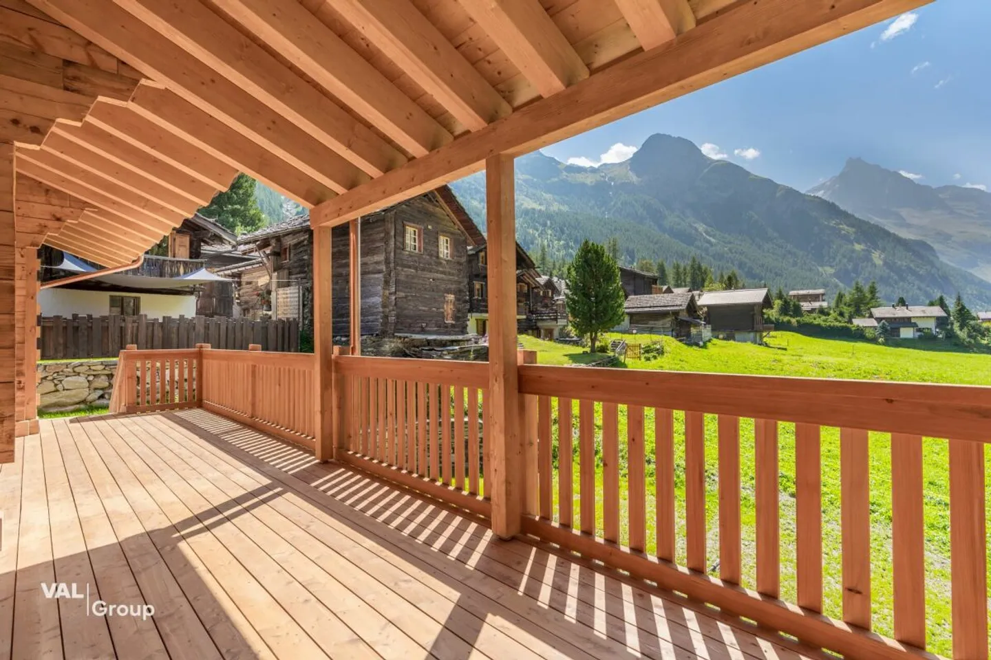 Chalet affascinante con eleganza alpina in un ambiente mozzafiato - Foto 3 di 12