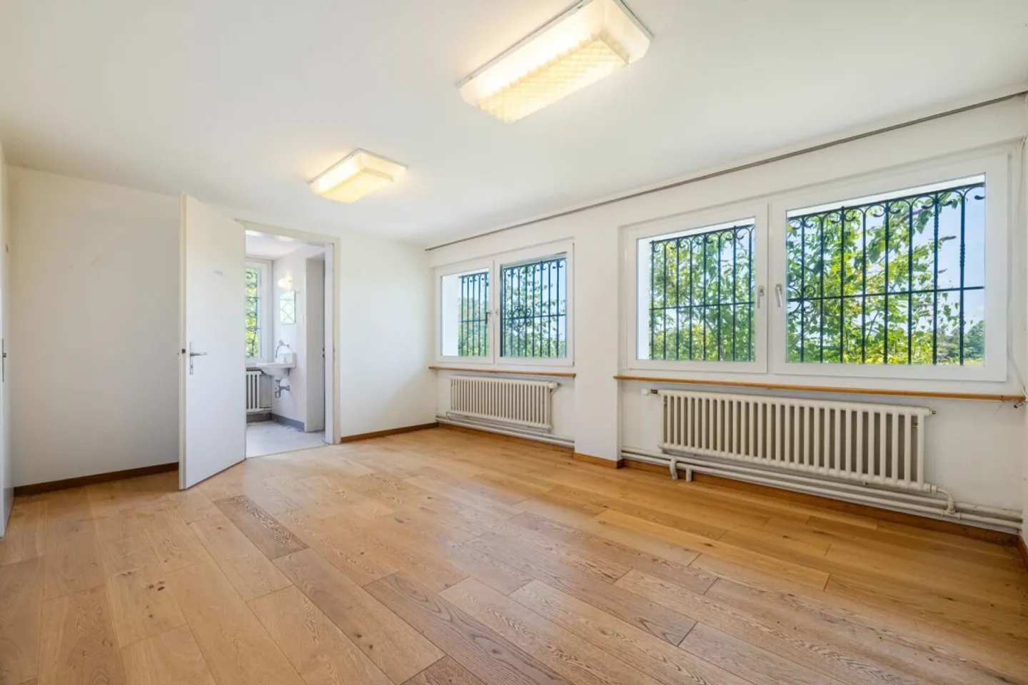 Ampio spazio per la famiglia, gli ospiti, le piccole imprese o l'affitto. Villa caratteristica con appartamento separato in una posizione panoramica cerca un nuovo proprietario che la ristrutturi. - Foto 7 di 8