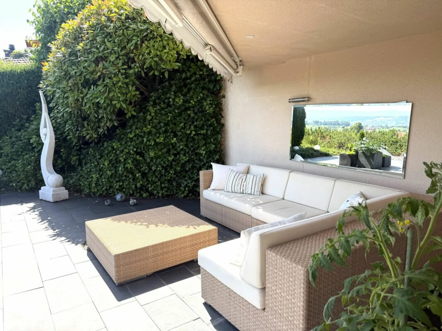 3,5 Zimmer Terrassenhaus in ruhiger, sonniger Lage mit unverbaubarer Weitsicht auf den Zürichsee und in die Alpen - Photo 11 of 13