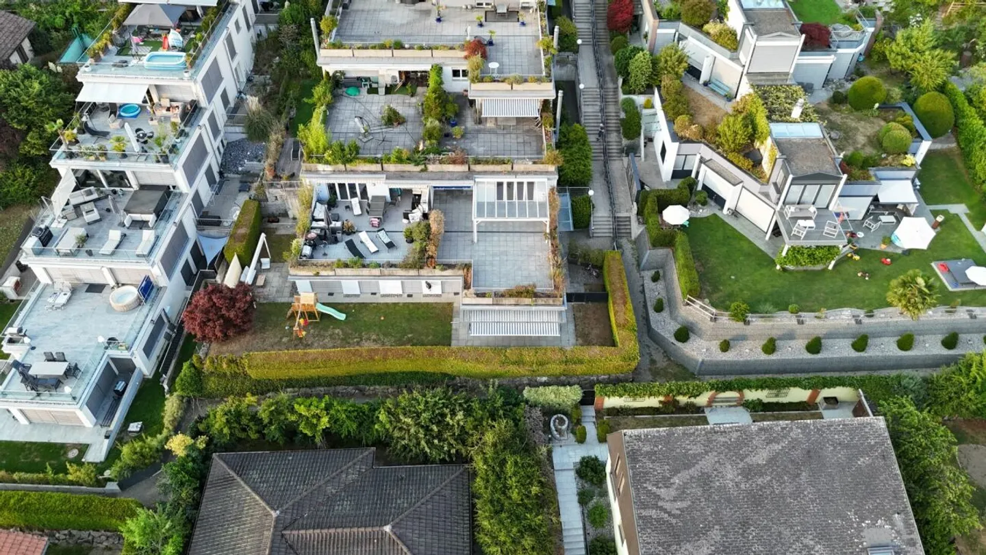 Vivere in una posizione prestigiosa, con una vista ampia e una grande terrazza - Foto 3 di 13