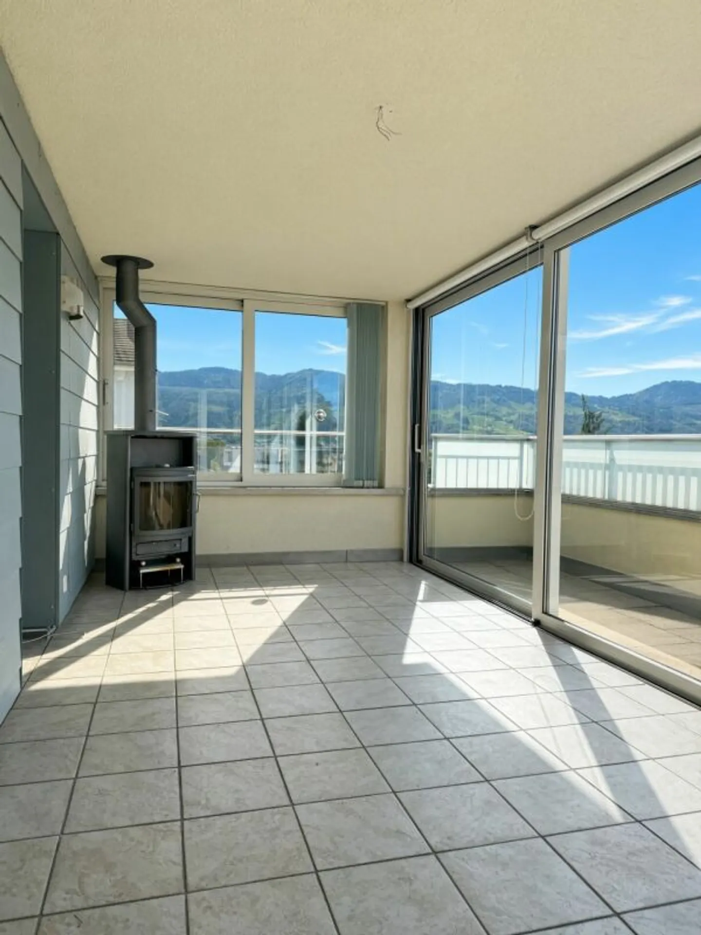 Exklusive 5.5-Zimmer-Attikawohnung mit Wintergarten und Sauna in Seenähe - Foto 7 di 13