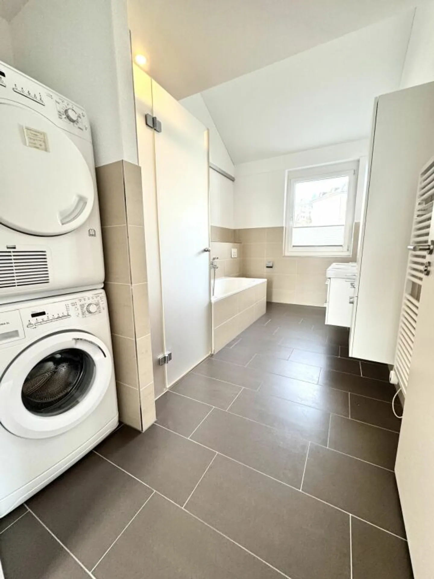 Appartement sous les combles de 4,5 pièces à Tuggen - Photo 3 sur 11