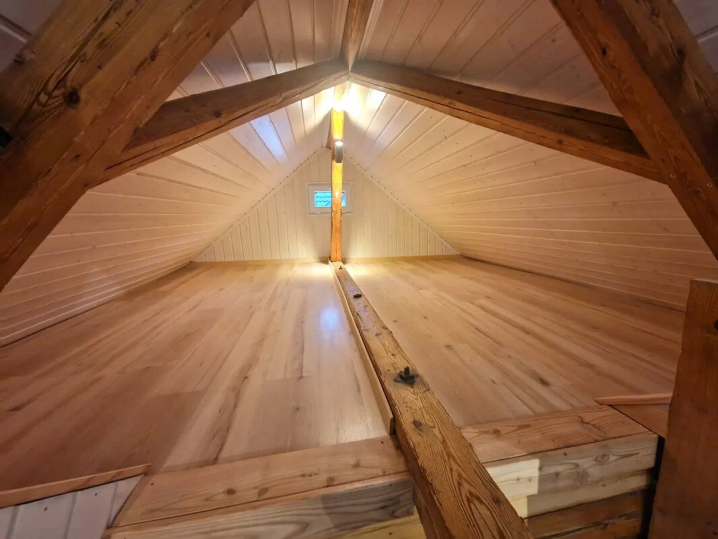 Appartement sous les combles lumineux et fraîchement rénové de 3,5 pièces avec cheminée - Photo 8 sur 9