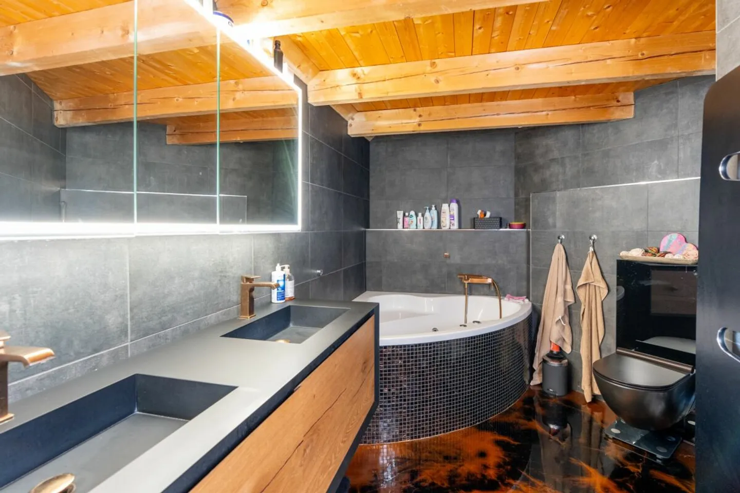 Maison appenzelloise rénovée très généreuse avec une intimité absolue - Photo 4 sur 6